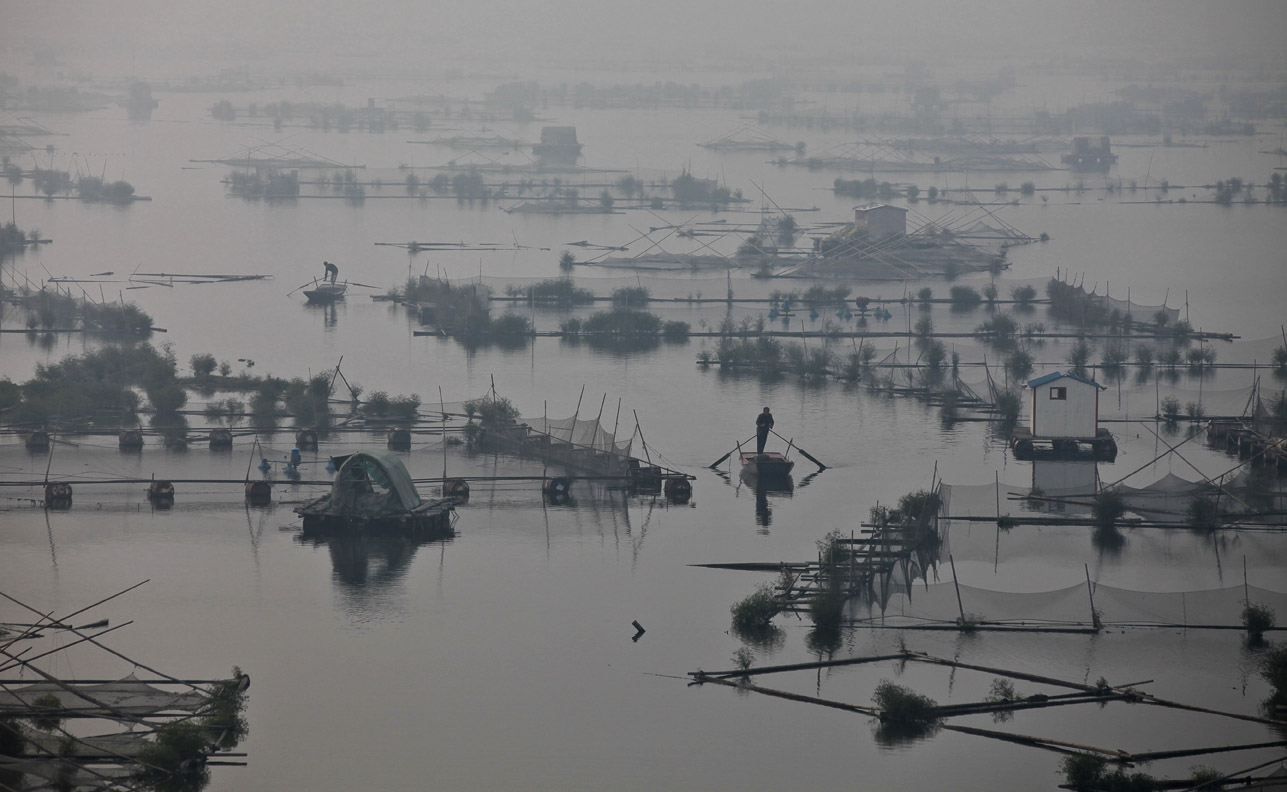 轻纱薄雾溢泉湖