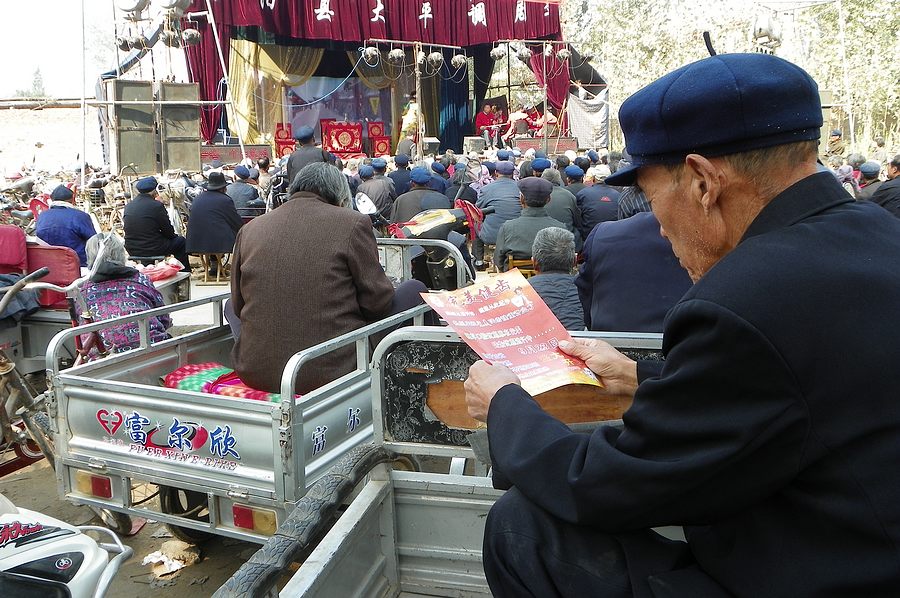 农闲了，该听戏了。