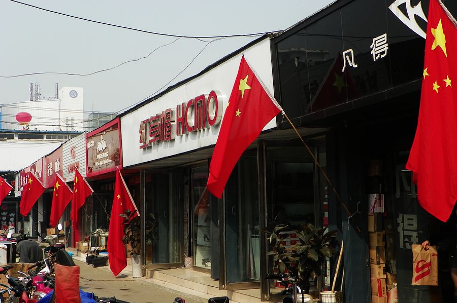 今年的国旗特别红