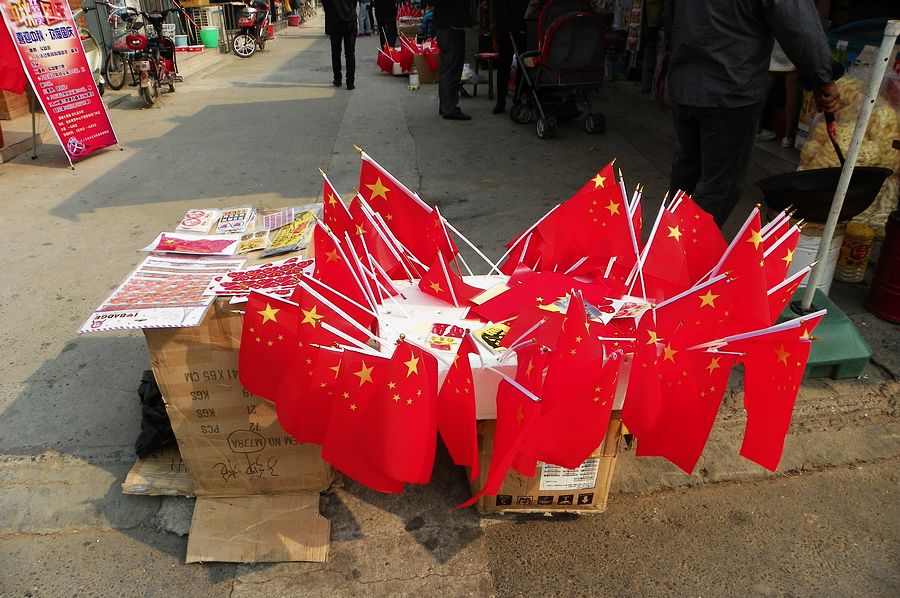 今年的国旗特别红