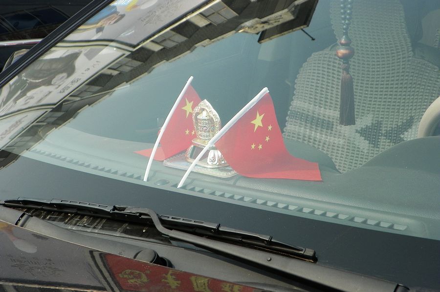 今年的国旗特别红