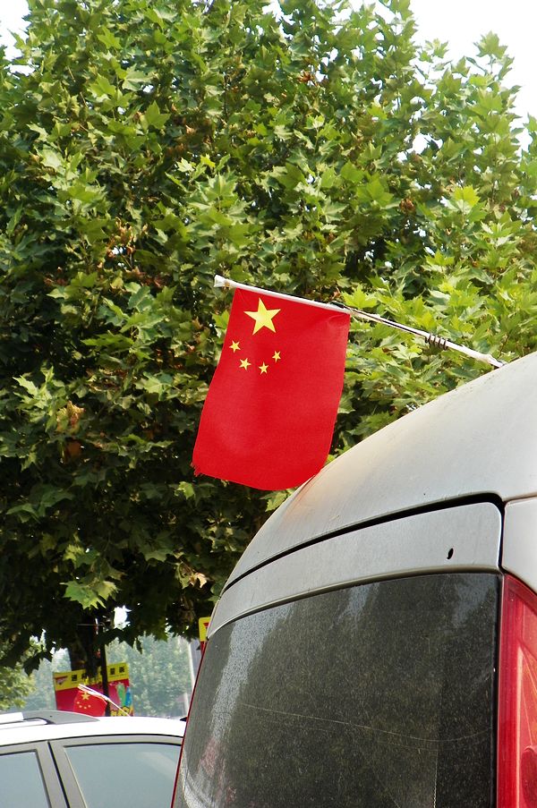 今年的国旗特别红