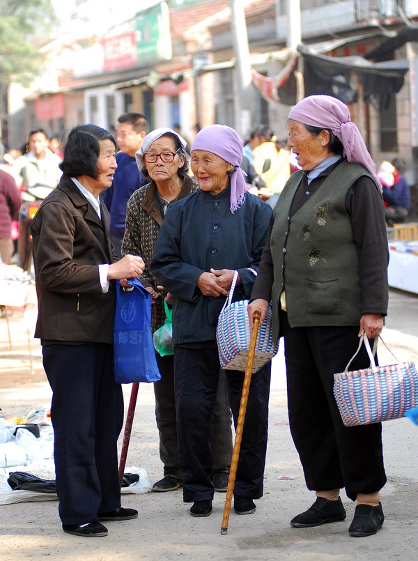 热烈祝贺我行我素民俗作品《豫北乡村集市》在人民摄影报整版发表