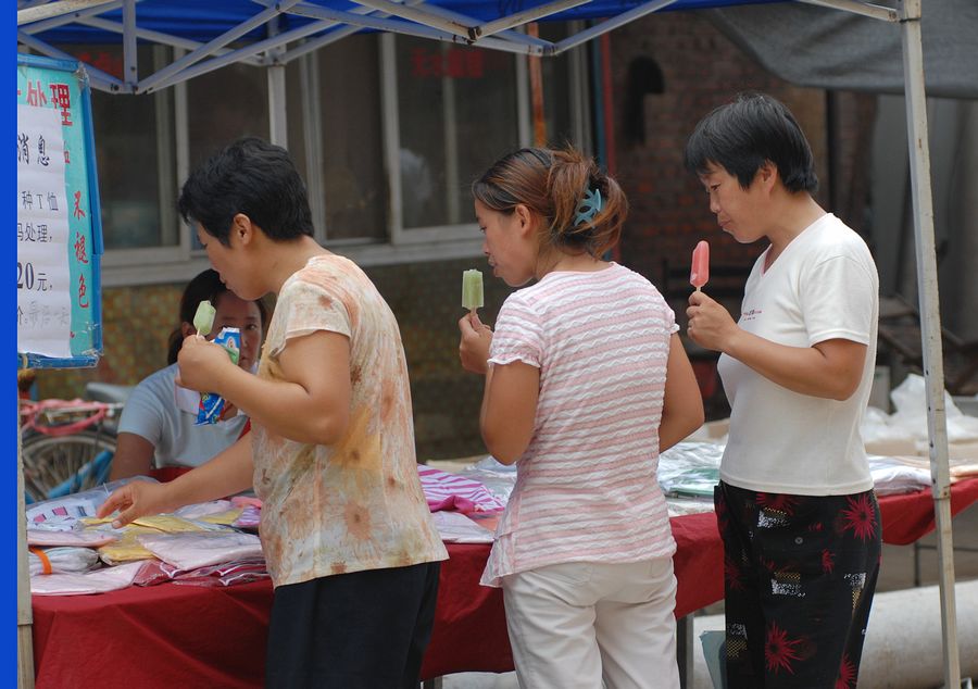 热烈祝贺我行我素民俗作品《豫北乡村集市》在人民摄影报整版发表