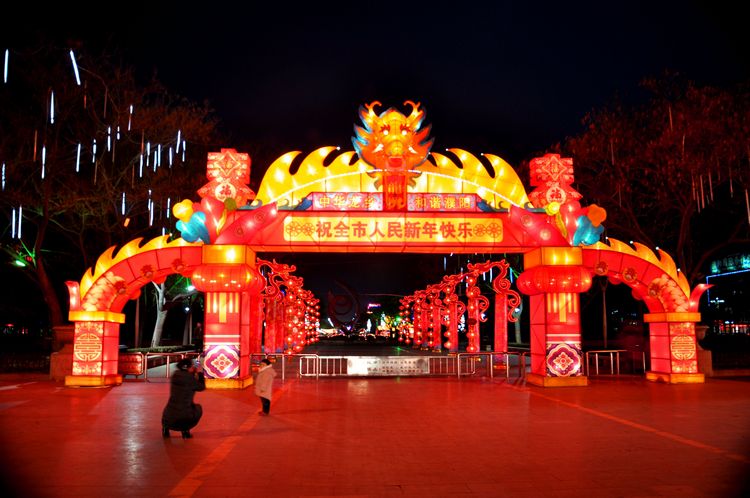 年间璀璨夜广场