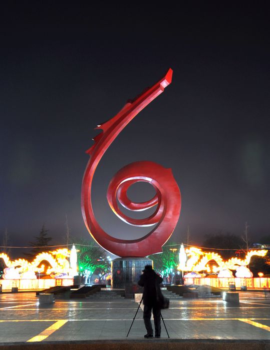年间璀璨夜广场