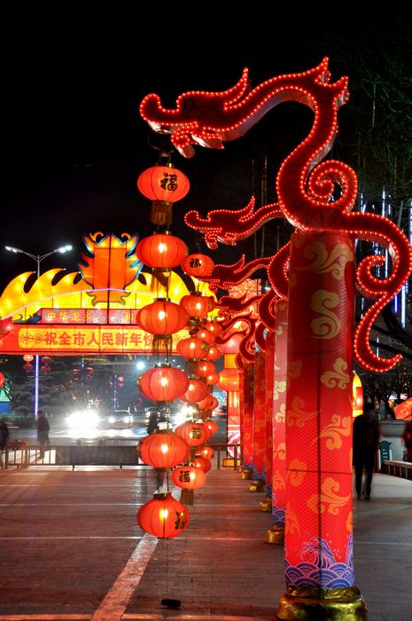年间璀璨夜广场