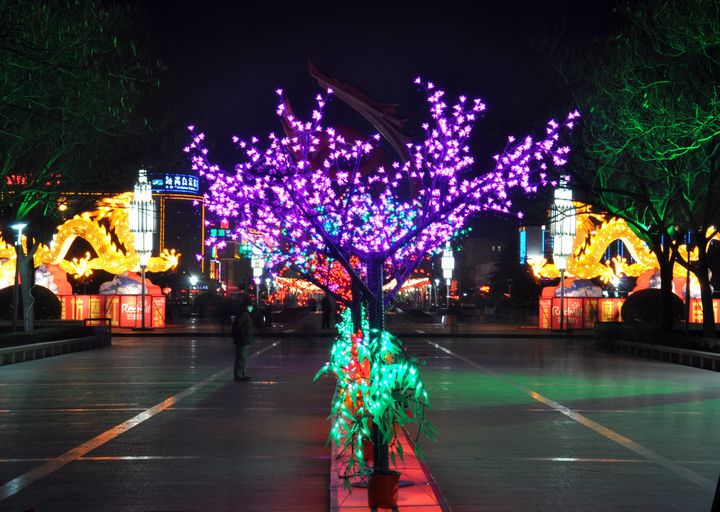 年间璀璨夜广场