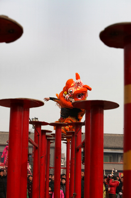 庙会狮舞闪失  色友出手相助