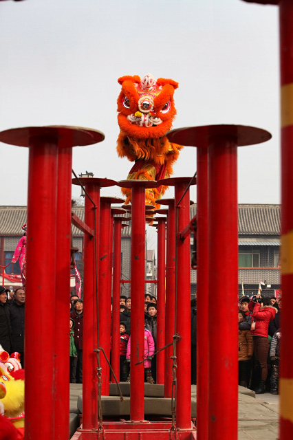 庙会狮舞闪失  色友出手相助