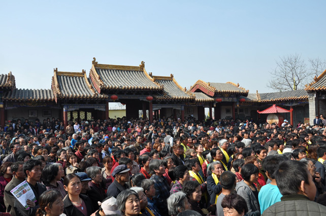 内黄二帝陵祭祖盛况空前 圣母殿筹建捐钱捐物