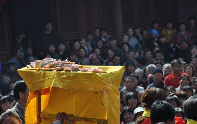 内黄二帝陵祭祖盛况空前 圣母殿筹建捐钱捐物
