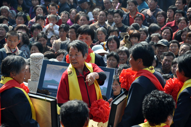 内黄二帝陵祭祖盛况空前 圣母殿筹建捐钱捐物