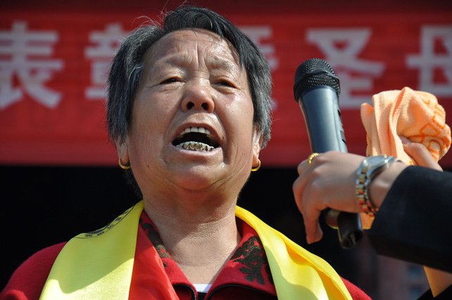 内黄二帝陵祭祖盛况空前 圣母殿筹建捐钱捐物