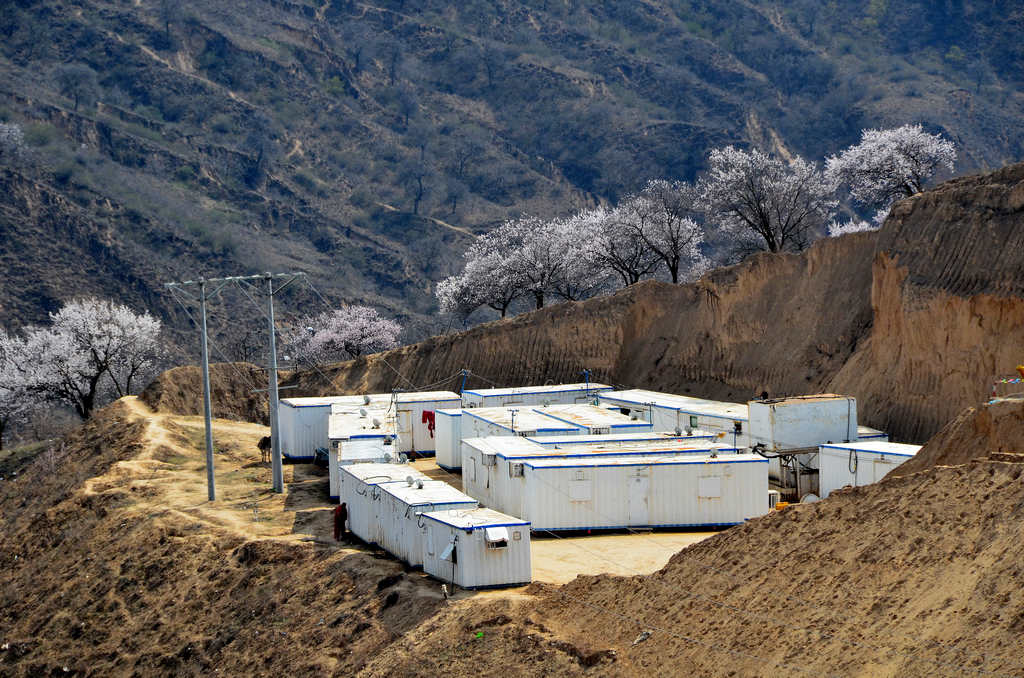 春夏秋冬在黄土高原的峁梁上、沟壑里有多少石油人默默的奉献着青春年华！