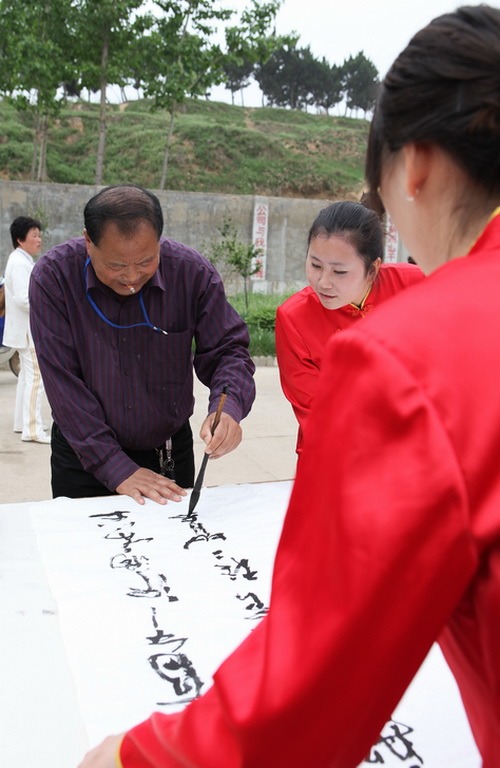 濮阳中华龙乡首届“诗书画名家龙文化主题笔会”开幕式纪实