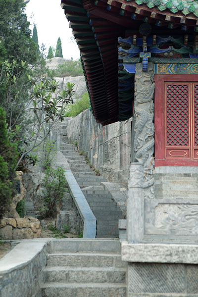近在咫尺大伾山
