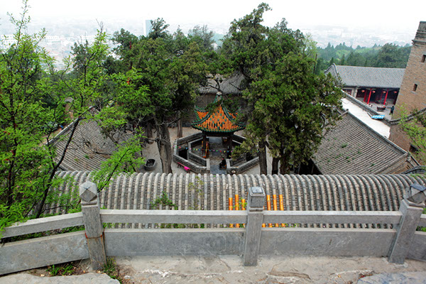 近在咫尺大伾山