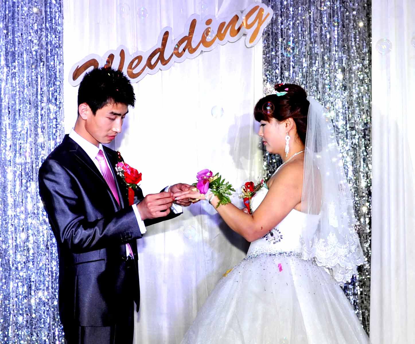 为新人婚礼拍照