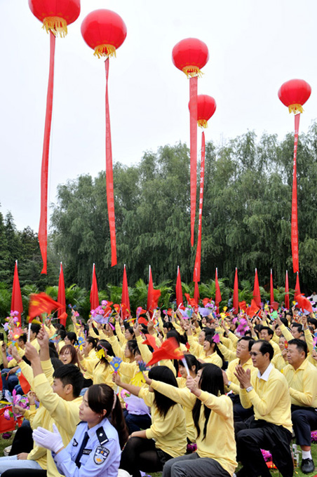中国文联率团赴革命老区濮阳慰问演出