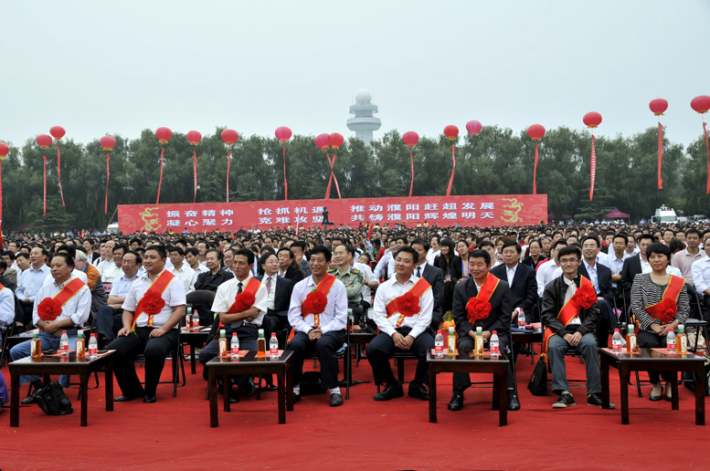 中国文联率团赴革命老区濮阳慰问演出