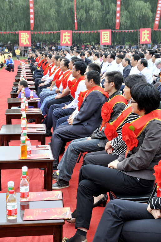 中国文联率团赴革命老区濮阳慰问演出
