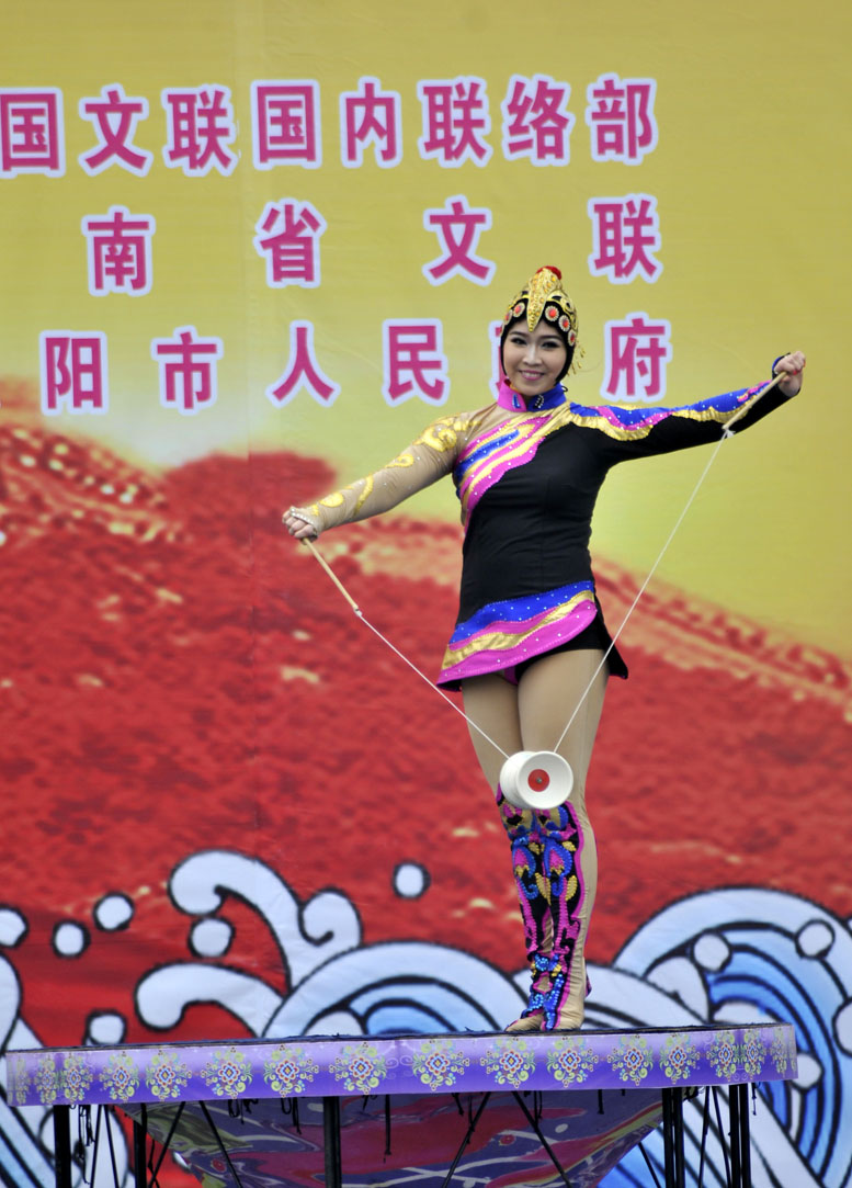 中国文联率团赴革命老区濮阳慰问演出