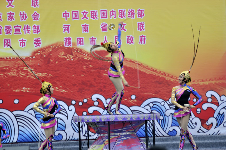 中国文联率团赴革命老区濮阳慰问演出