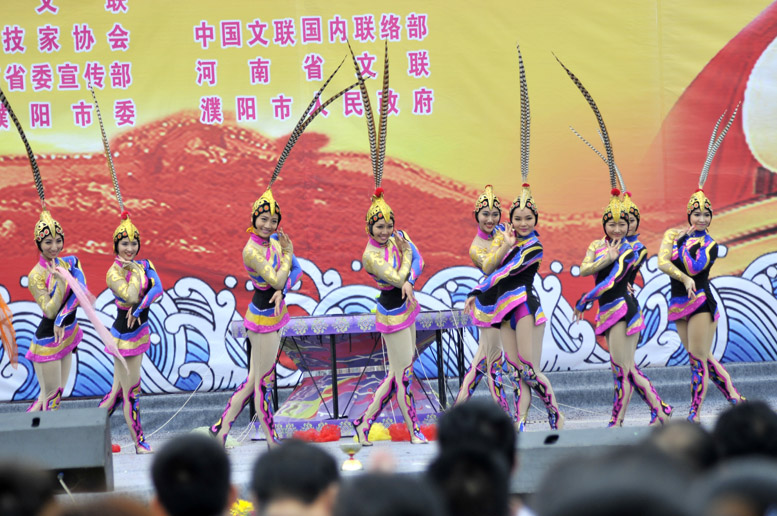 中国文联率团赴革命老区濮阳慰问演出