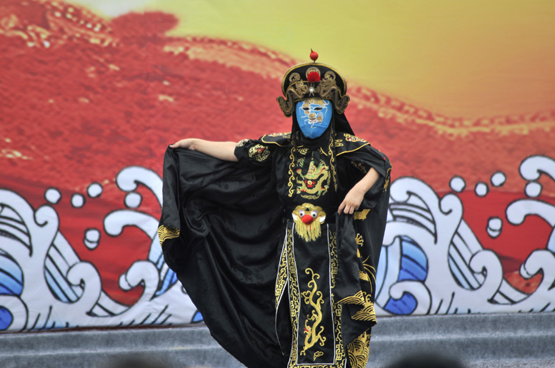 中国文联率团赴革命老区濮阳慰问演出