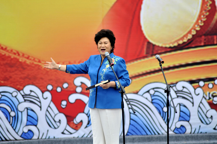 中国文联率团赴革命老区濮阳慰问演出