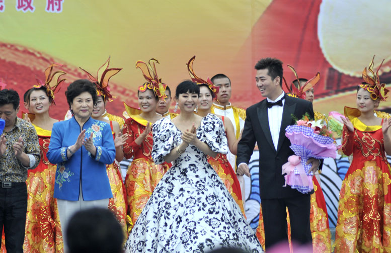 中国文联率团赴革命老区濮阳慰问演出