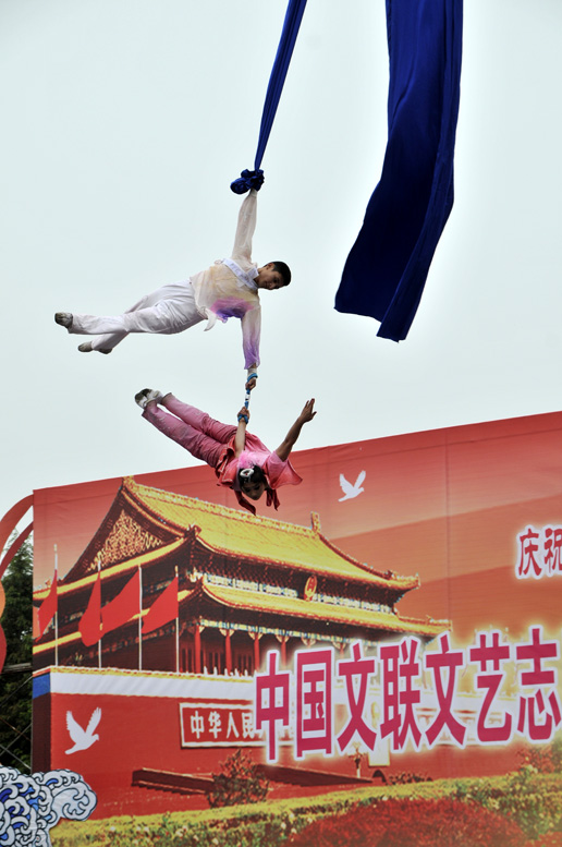 中国文联率团赴革命老区濮阳慰问演出