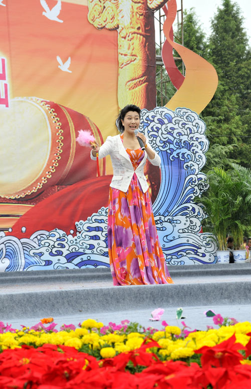 中国文联率团赴革命老区濮阳慰问演出