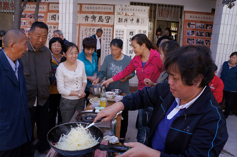 居民厨艺大赛纪实  谨以此片祝石油人摄影俱乐部全体成员“双节”快乐 ！[原创]