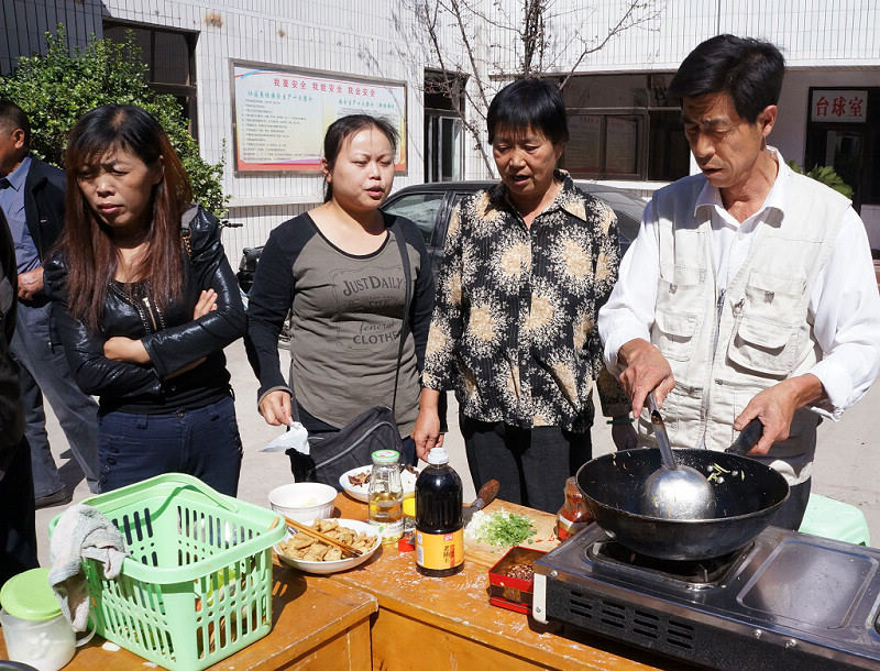 居民厨艺大赛纪实  谨以此片祝石油人摄影俱乐部全体成员“双节”快乐 ！[原创]