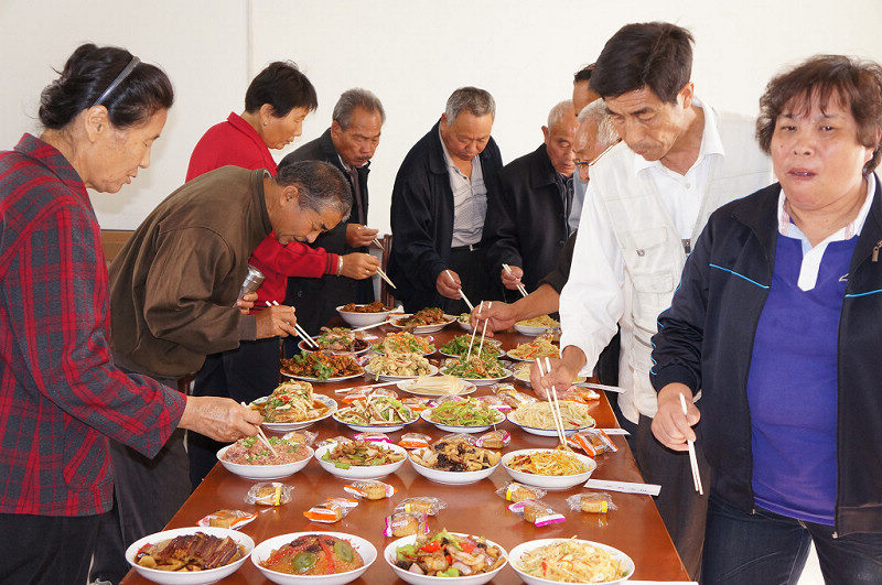 居民厨艺大赛纪实  谨以此片祝石油人摄影俱乐部全体成员“双节”快乐 ！[原创]