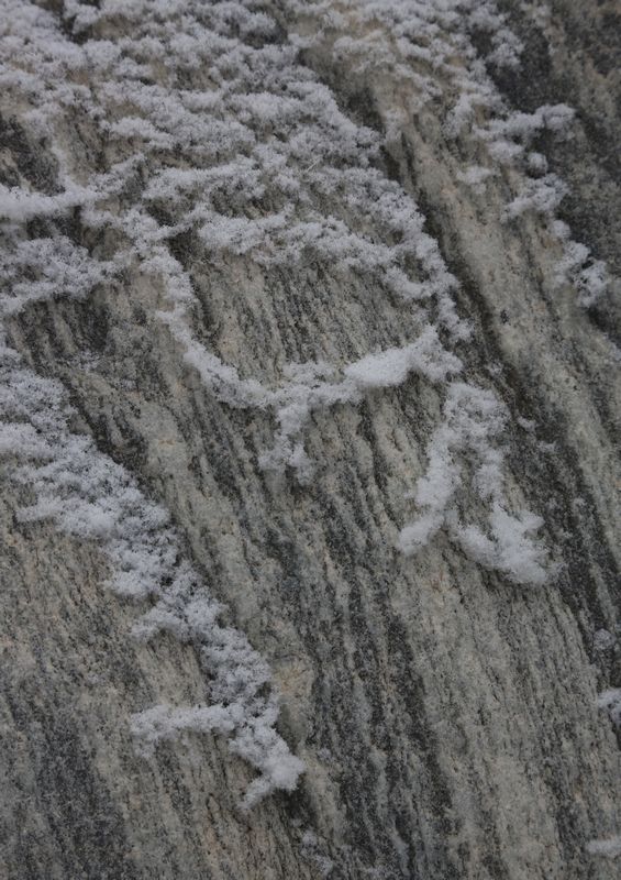 雾霾凝霜似小雪