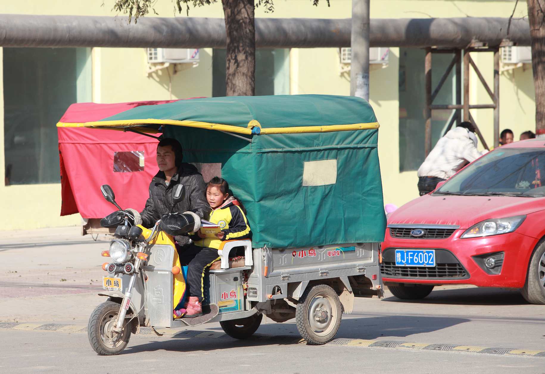 骑车、走路要注意安全