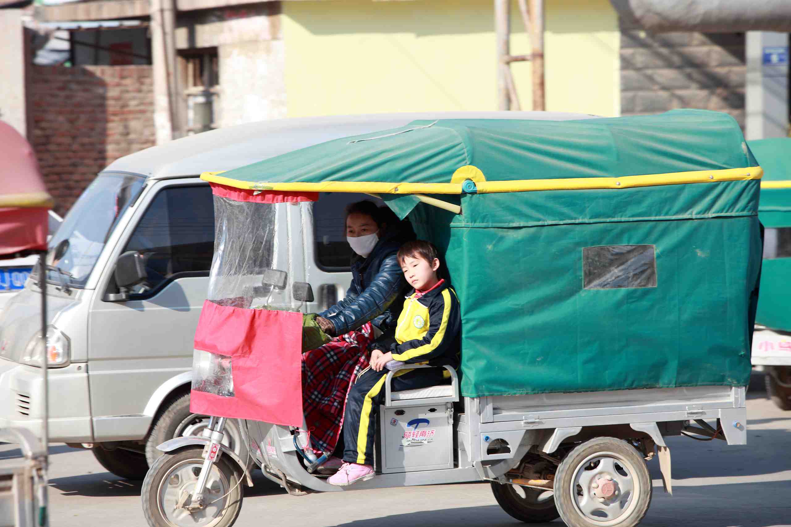骑车、走路要注意安全