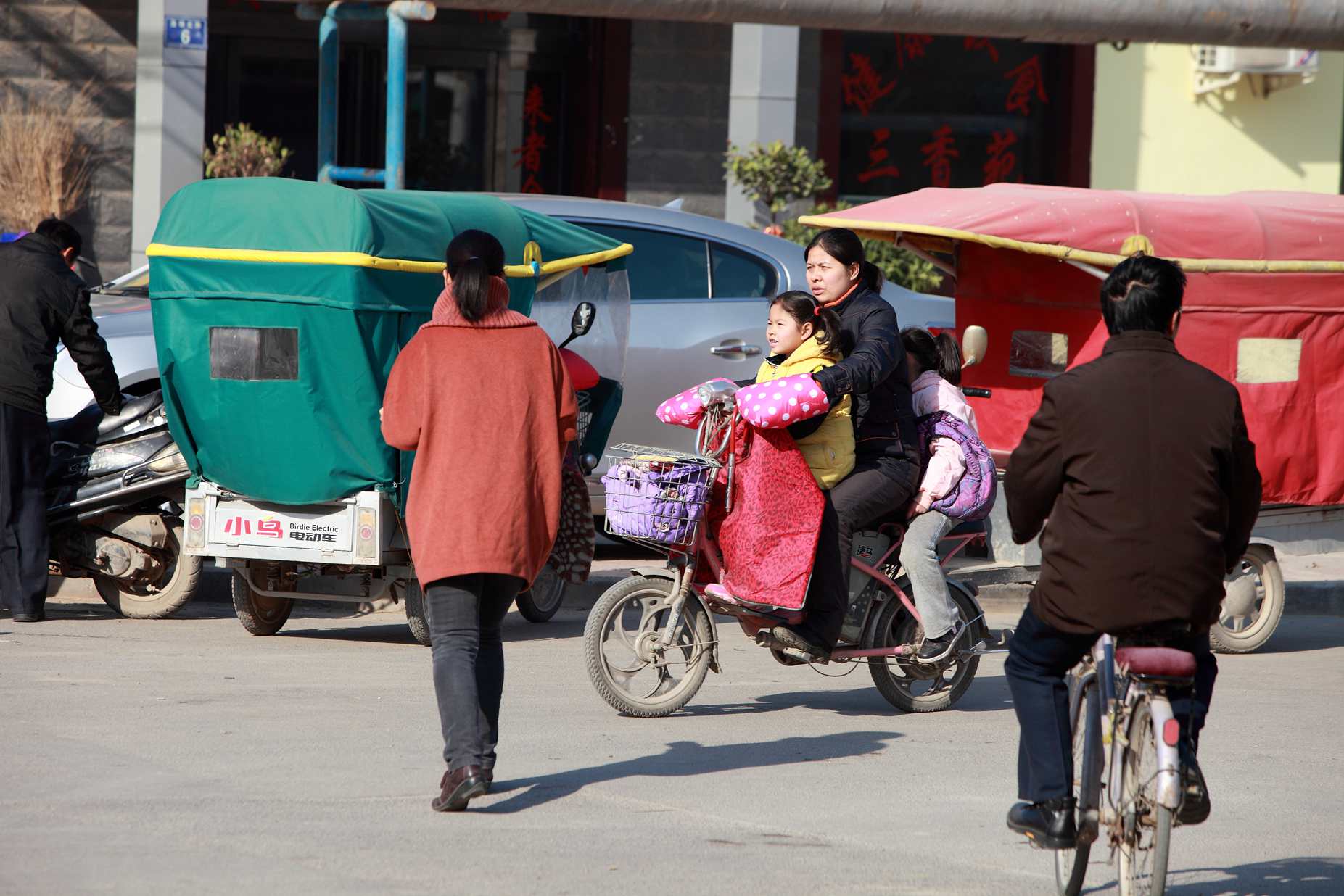 骑车、走路要注意安全