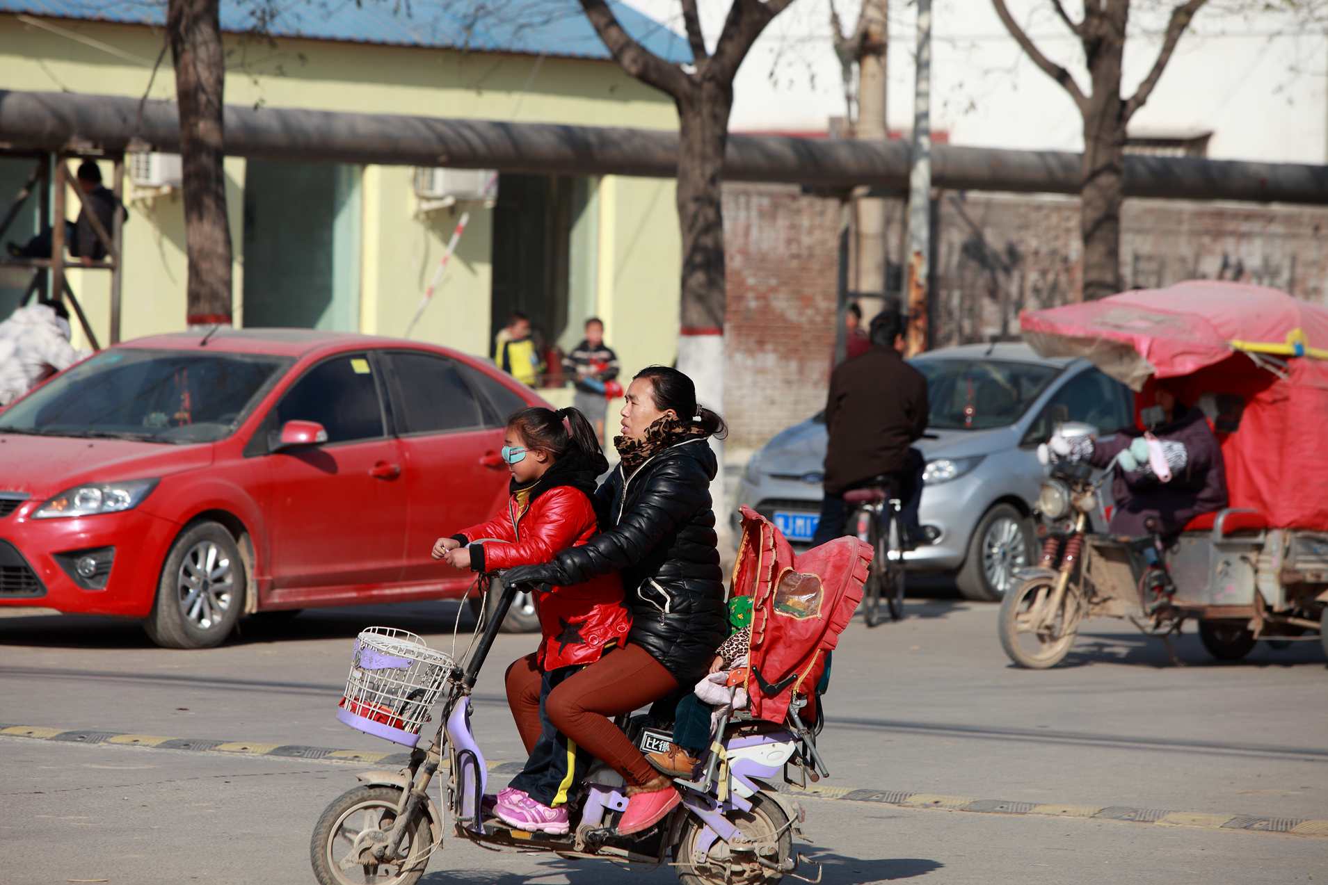 骑车、走路要注意安全