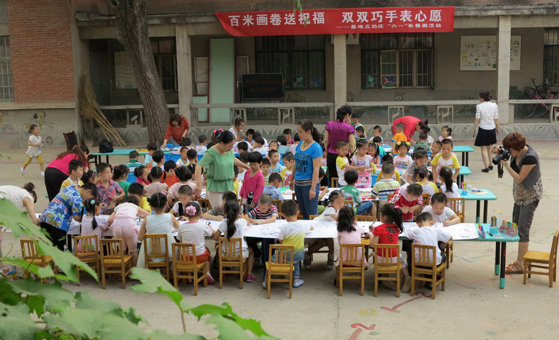 百米画卷送祝福 双双巧手绘心愿