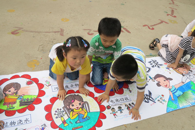 百米画卷送祝福 双双巧手绘心愿