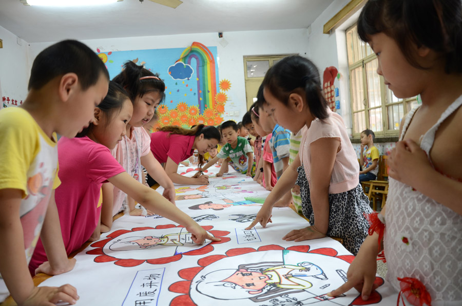 百米画卷送祝福 双双巧手绘心愿