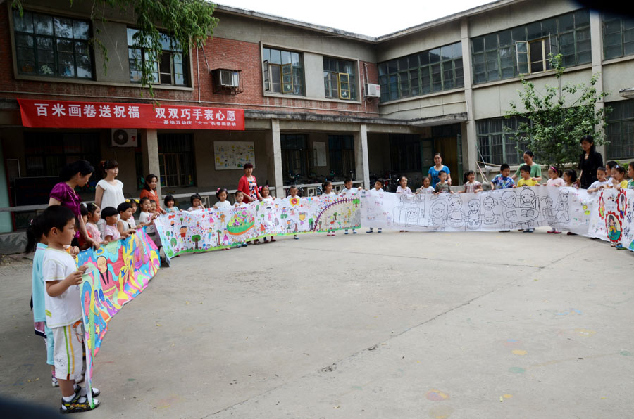 百米画卷送祝福 双双巧手绘心愿