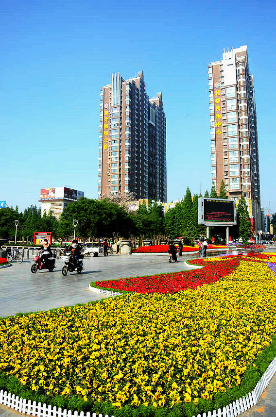 不是广场，是广场门口