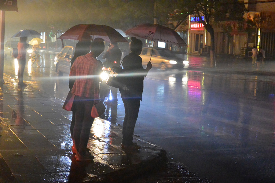 在雨中
