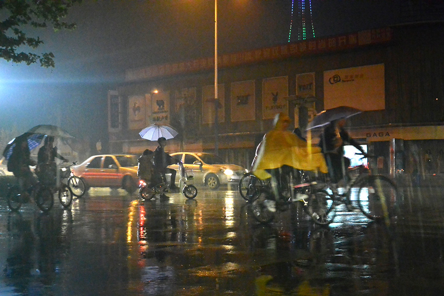 在雨中