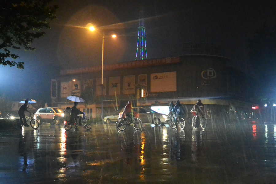 在雨中